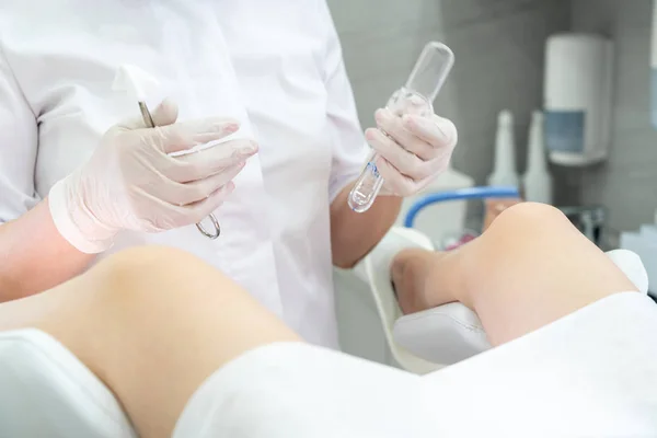 Gynäkologe mit vaginalem Spekulum vor der Untersuchung in der Klinik — Stockfoto
