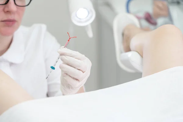 Gynaecoloog die een lud-anticonceptiemiddel vasthoudt voordat het voor de patiënt wordt gebruikt — Stockfoto