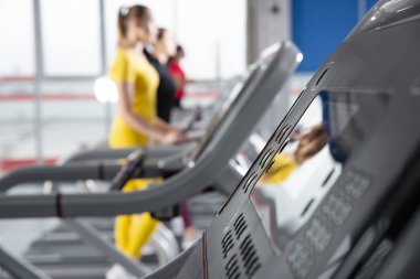 Mavi fırında koşu bandında koşan genç bir kadın