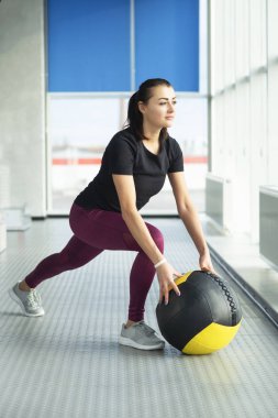 Sağlık topu ile rahatlatıcı spor salonunda kadın