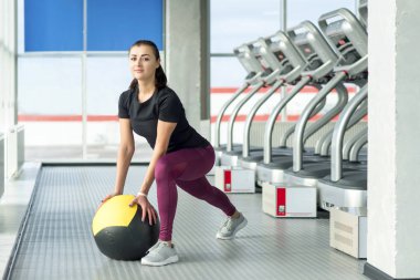 Sağlık topu ile rahatlatıcı spor salonunda kadın