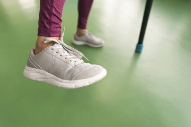 Genç, formda bir kadının spor salonunda vücut ölçüsüyle egzersiz yapması.