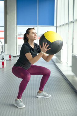 Sağlık topu ile rahatlatıcı spor salonunda kadın