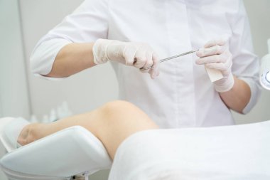 Jinekolog penslerle yara bandı açıyor.