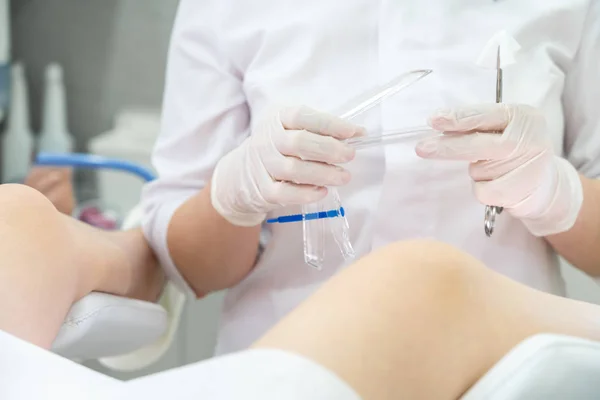Gynäkologe bereit, vaginales Spekulum-Instrument zur Untersuchung der Patientin zu verwenden — Stockfoto