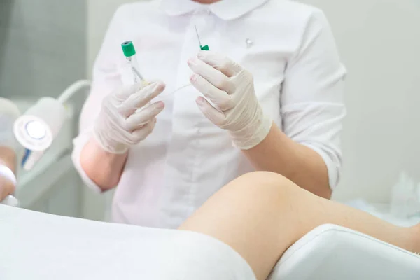 Gynaecoloog die een leeg plasmohijsmiddel vasthoudt alvorens het te gebruiken — Stockfoto