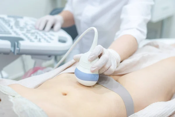 Gynekolog provádějící ultrazvukové vyšetření na moderní klinice — Stock fotografie