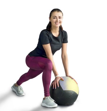 Güzel sportif kadın tıp top ile ağız kavgası yapıyor. Beyaz arka plan üzerinde izole kas fitness modeli fotoğraf. Fitness ve sağlıklı yaşam konsepti