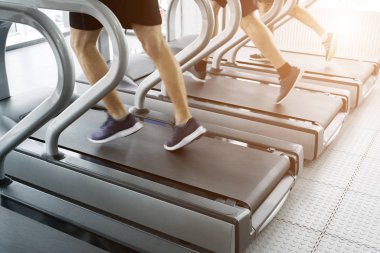 Sporcular spor salonundaki fundalık için hareket bulanıklığı ile koşu pisti kullanıyor.