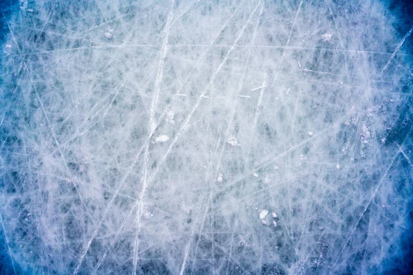 Fondo di ghiaccio con segni di pattinaggio e hockey, texture blu della superficie della pista con graffi — Foto Stock