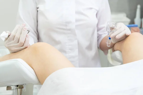 Gynekolog med vaginalt spekulum på kliniken före patientundersökning — Stockfoto