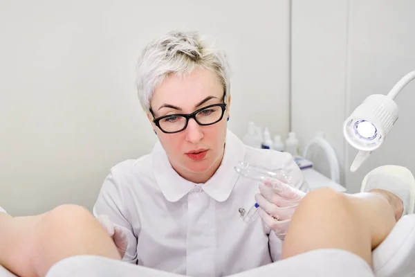 Gynaecoloog met vaginale speculum in de kliniek voor het onderzoek van de patiënt — Stockfoto