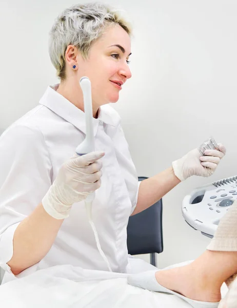 Gynaecoloog klaar om echografie scan in moderne kliniek te maken — Stockfoto