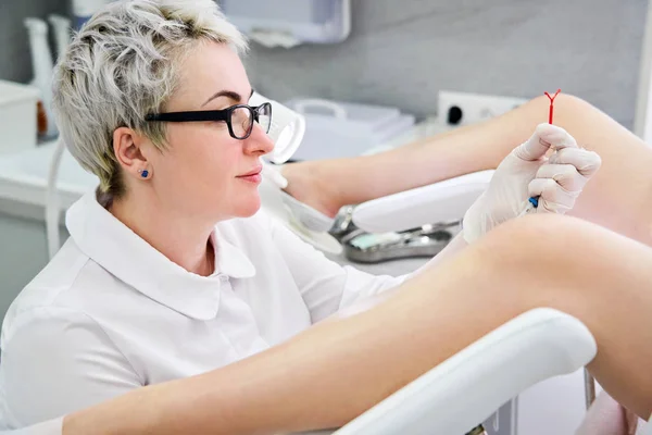 Gynaecoloog die een lud-anticonceptiemiddel vasthoudt voordat het voor de patiënt wordt gebruikt — Stockfoto