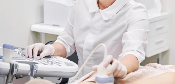Doktor operující ultrazvukovým skenerem pro diagnostiku pacienta — Stock fotografie