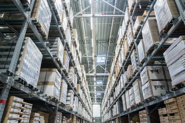 Filas de estantes con cajas en almacén moderno —  Fotos de Stock