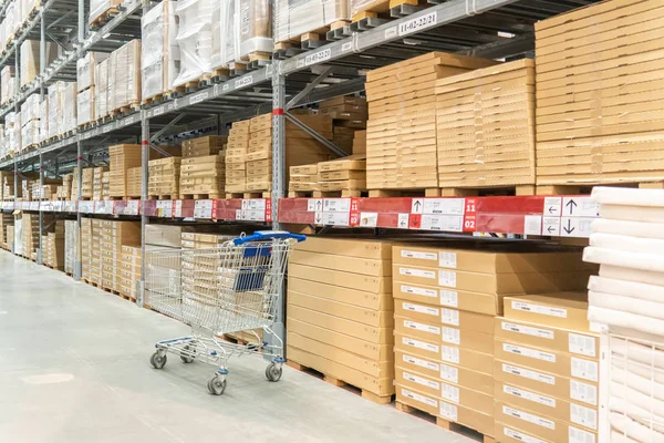 Filas de estantes con cajas en almacén moderno —  Fotos de Stock