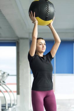Sağlık topu ile rahatlatıcı spor salonunda kadın