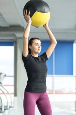 Sağlık topu ile rahatlatıcı spor salonunda kadın