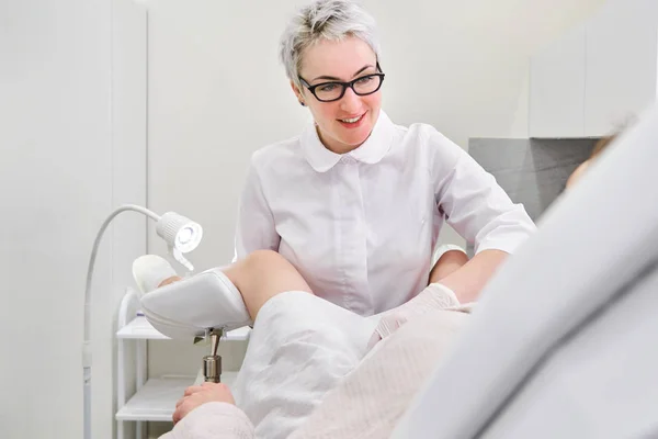Ginecologista tocando paciente durante a consulta no consultório ginecológico — Fotografia de Stock