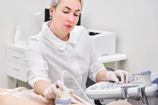 Arzt operiert Ultraschall-Scanner für die Patientendiagnose — Stockfoto