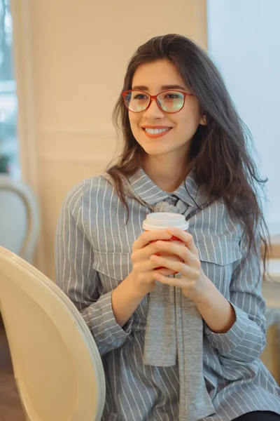 Jovem mulher asiática no café segurando bebida quente no copo de papel — Fotografia de Stock