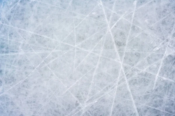 Fondo de hielo con marcas de patinaje y hockey, textura azul de la superficie de la pista con arañazos — Foto de Stock
