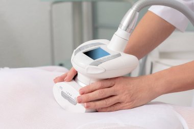 Spa salonundaki selülit önleyici masajın yakın görüntüsü. Klinikte LPG ve vücut şekillendirme tedavisi.