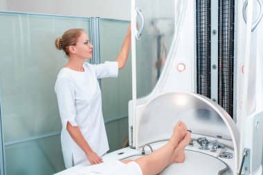 Kozmetoloji kliniğinde modern spa tedavi kapsülü, kozmetoloji ameliyat ekipmanları