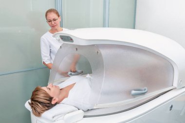 Kozmetoloji kliniğinde modern spa tedavi kapsülü, kozmetoloji ameliyat ekipmanları