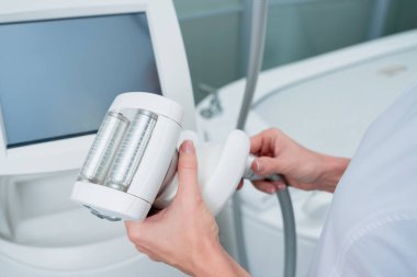 Masör bir güzellik salonunda donanım masajı yapmaya hazırlanıyor.