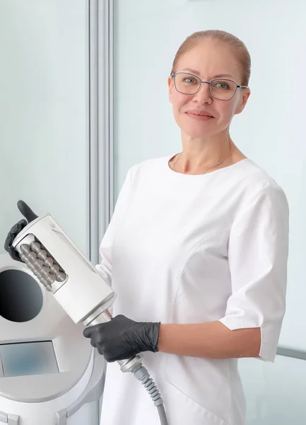 Kosmetolog stojący w gumowych rękawiczkach wykonujący terapię endoferyczną — Zdjęcie stockowe
