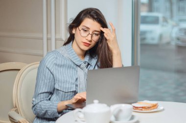 kadın PC internet kafede çalışıyor