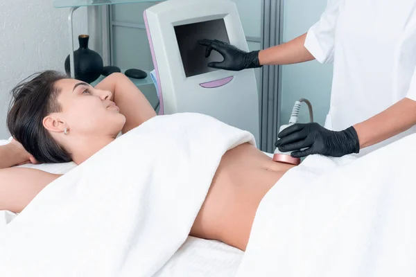 Ultrasound cavitation body contouring treatment. Woman getting anti-cellulite and anti-fat therapy on her leg in beauty salon — Stock Photo, Image