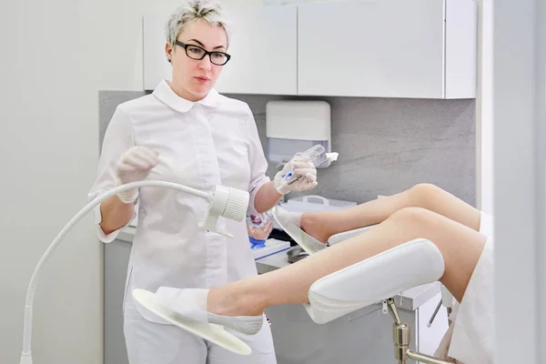 Gynaecoloog met vaginale speculum in de kliniek voor het onderzoek van de patiënt — Stockfoto