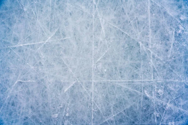 Tło lodowe ze znakami z łyżwiarstwa i hokeja, niebieska tekstura powierzchni lodowiska z zadrapaniami — Zdjęcie stockowe