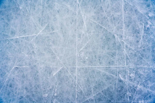 Fondo di ghiaccio con segni di pattinaggio e hockey, texture blu della superficie della pista con graffi — Foto Stock