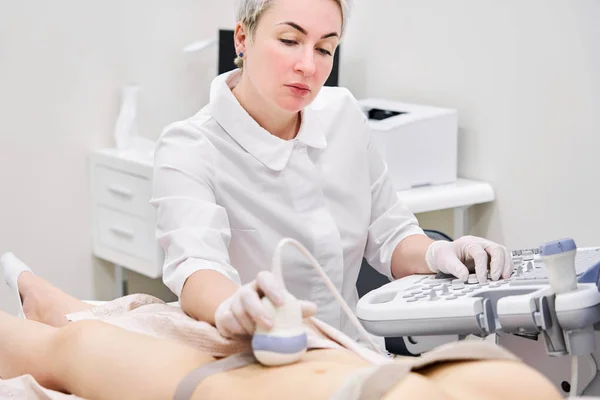 Gynaecoloog doet echografie scan in moderne kliniek — Stockfoto