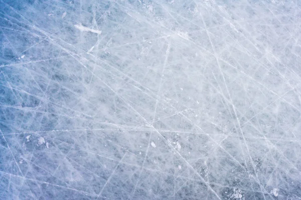 Fondo di ghiaccio con segni di pattinaggio e hockey, texture blu della superficie della pista con graffi — Foto Stock