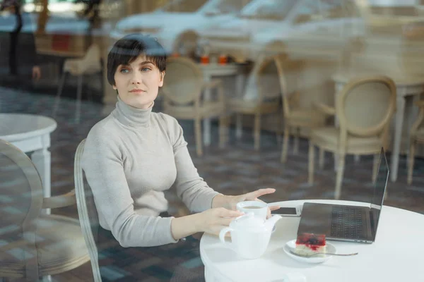 Γυναίκα εργάζεται στον υπολογιστή στο internet café — Φωτογραφία Αρχείου