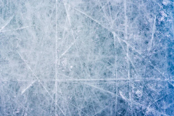 冰原背景，有滑冰和曲棍球的痕迹，溜冰场表面有划痕的蓝色纹理 — 图库照片