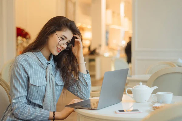 Kadın PC internet kafede çalışıyor — Stok fotoğraf