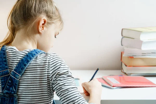 Підліток навчається і робить домашнє завдання, тримаючи ручку з копіювальним простором — стокове фото
