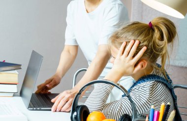 Çevrimiçi Faaliyet Üzerine Ergen Kızla Tartışma Dizüstü Bilgisayarı Alıyor