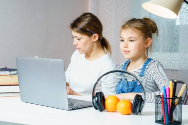 Anne ve kız birlikte ödev yapıyor, tasarım ve öğrenme konsepti, okul için görevler yapıyor.