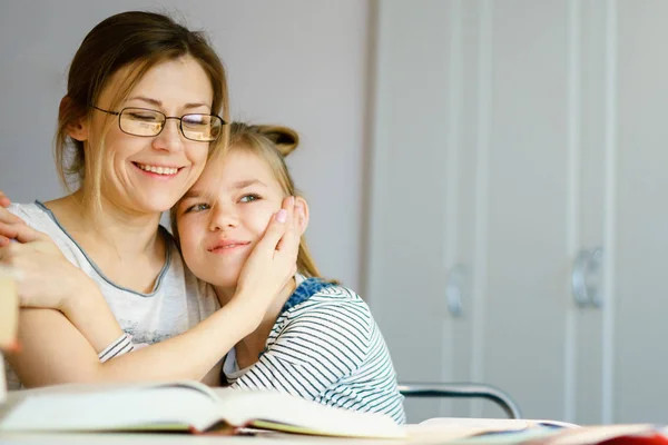 Mãe e filha fazendo lição de casa juntos, estilo e conceito de aprendizagem, fazendo tarefas para a escola — Fotografia de Stock