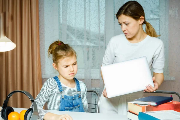Mãe argumentando com a filha adolescente sobre a atividade on-line levando laptop — Fotografia de Stock
