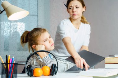 Çevrimiçi Faaliyet Üzerine Ergen Kızla Tartışma Dizüstü Bilgisayarı Alıyor