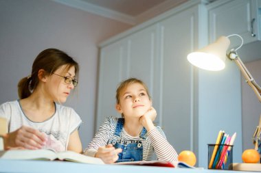 Anne ve kız birlikte ödev yapıyor, tasarım ve öğrenme konsepti, okul için görevler yapıyor.