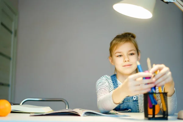 Beautiful girl working on her school project at home, education concept — Stock Photo, Image